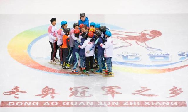 滑冰冠军王蒙现在做什么_滑冰冠军王蒙_速度滑冰蒙到冠军了吗