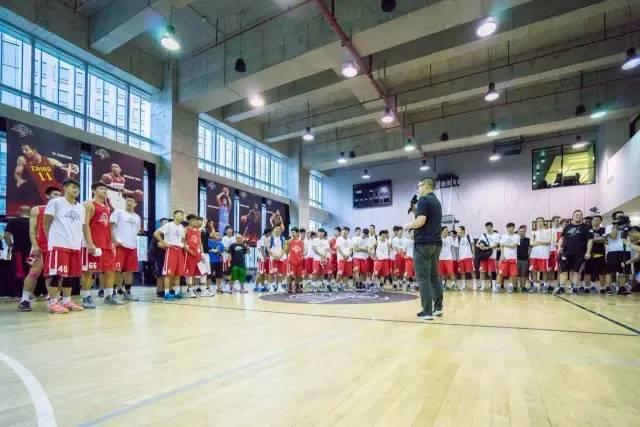 篮球训练营全解析：从职业化到草根，如何选
