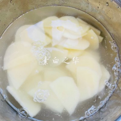 地三鲜做法详解：茄子、土豆、青椒的简易美