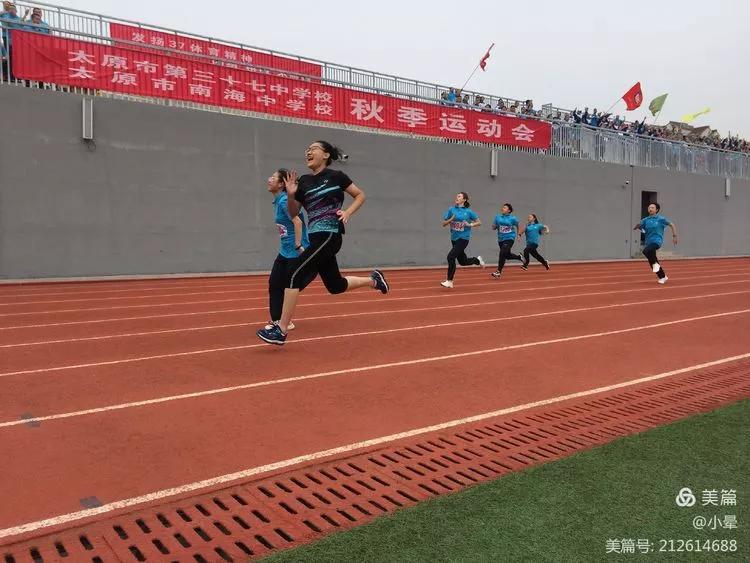 高中生运动会奖品_高中运动会奖项_运动会高中领奖