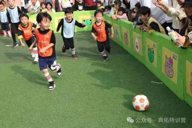 足球守门员犯规动作_足球规则之守门员_足球游戏守门员犯规规则