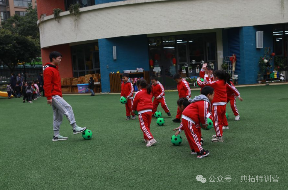 足球规则之守门员_足球守门员犯规动作_足球游戏守门员犯规规则