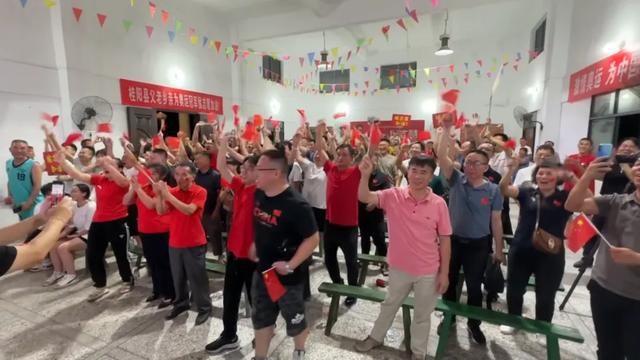 奥运举重冠军画人是谁_奥运举重冠军画人图片_奥运冠军举重的人怎么画