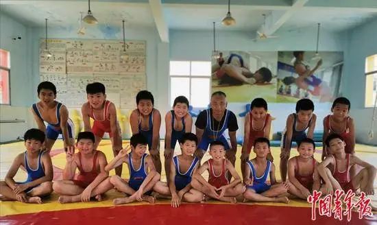 摔跤规则图片简笔画_摔跤笔画怎么写_摔笔画组词
