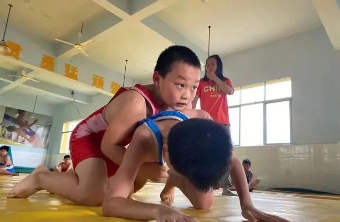 摔跤笔画怎么写_摔跤规则图片简笔画_摔笔画组词