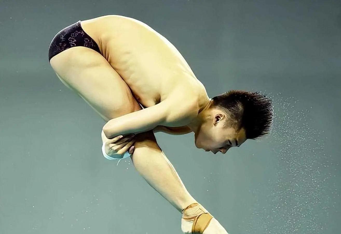游泳比赛泳帽_游泳冠军有个泳帽掉了怎么回事_游泳比赛泳帽掉了算犯规吗
